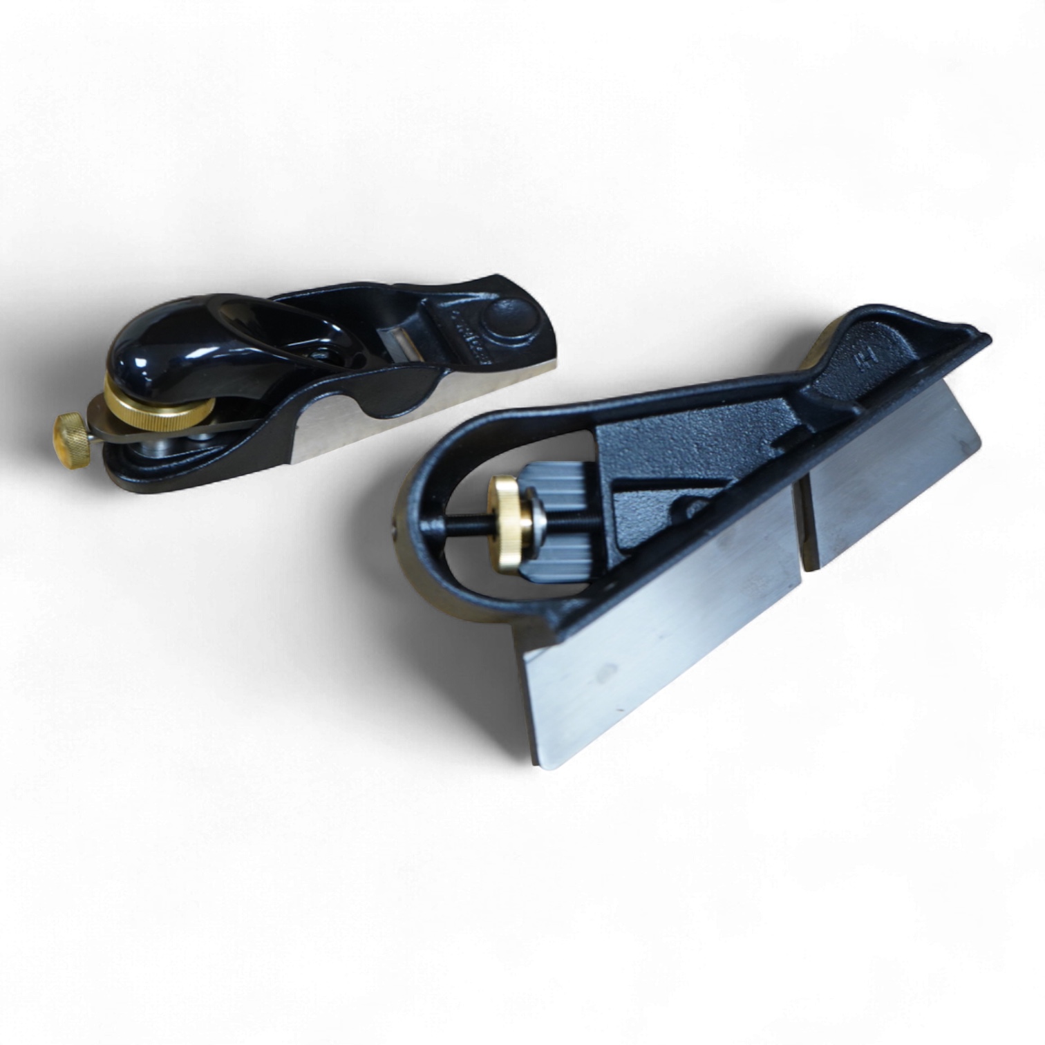 Two boxed Veritas woodworking planes; an apron plane (05P27.02), together with an edge trimming plane (left-hand), (2)